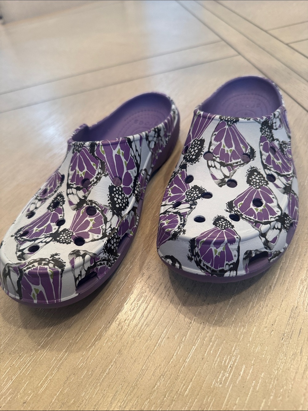 Women’s Freesail Purple Floral Slip-On Crocs mules, Size 8